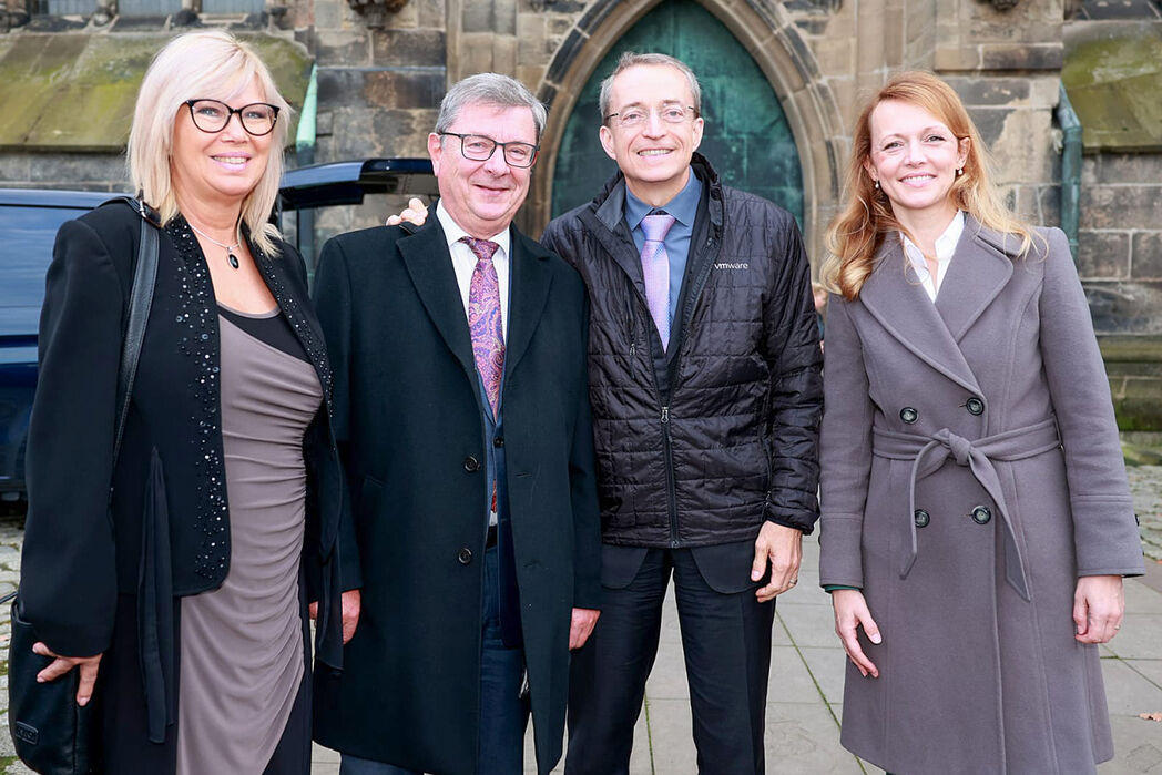 Oberbürgermeisterin Simone Borris, Dr. Lutz Trümper, INTEL CEO Pat Gelsinger, Wirtschaftsbeigeordnete Sandra Yvonne Stieger