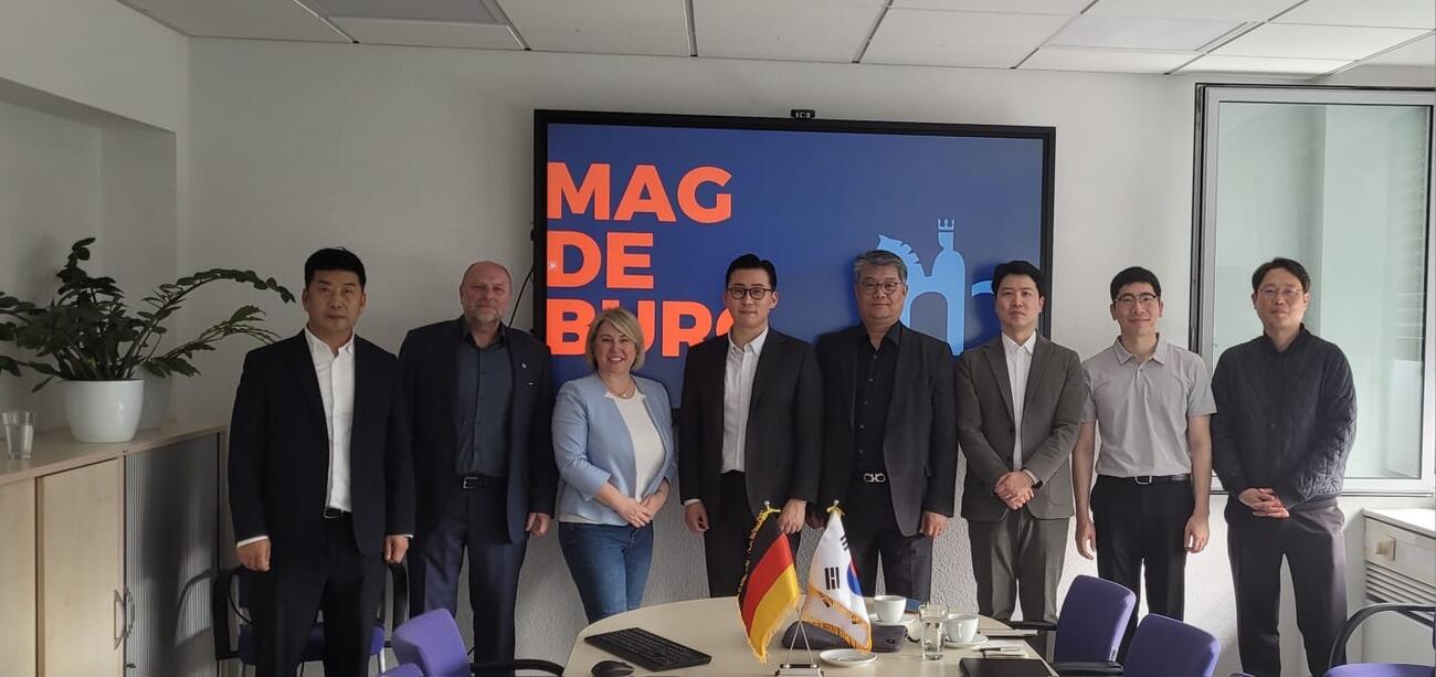 Thomas Hartig und Karolina Shlyapin aus dem Wirtschaftsdezernat Magdeburg mit südkoreanischer Delegation