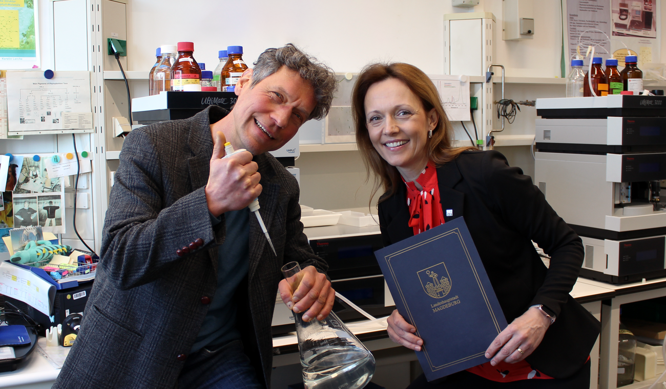 Professor Dr. Karsten Rinke und Wirtschaftsbeigeordnete Sandra Yvonne Stieger © Landeshauptstadt Magdeburg